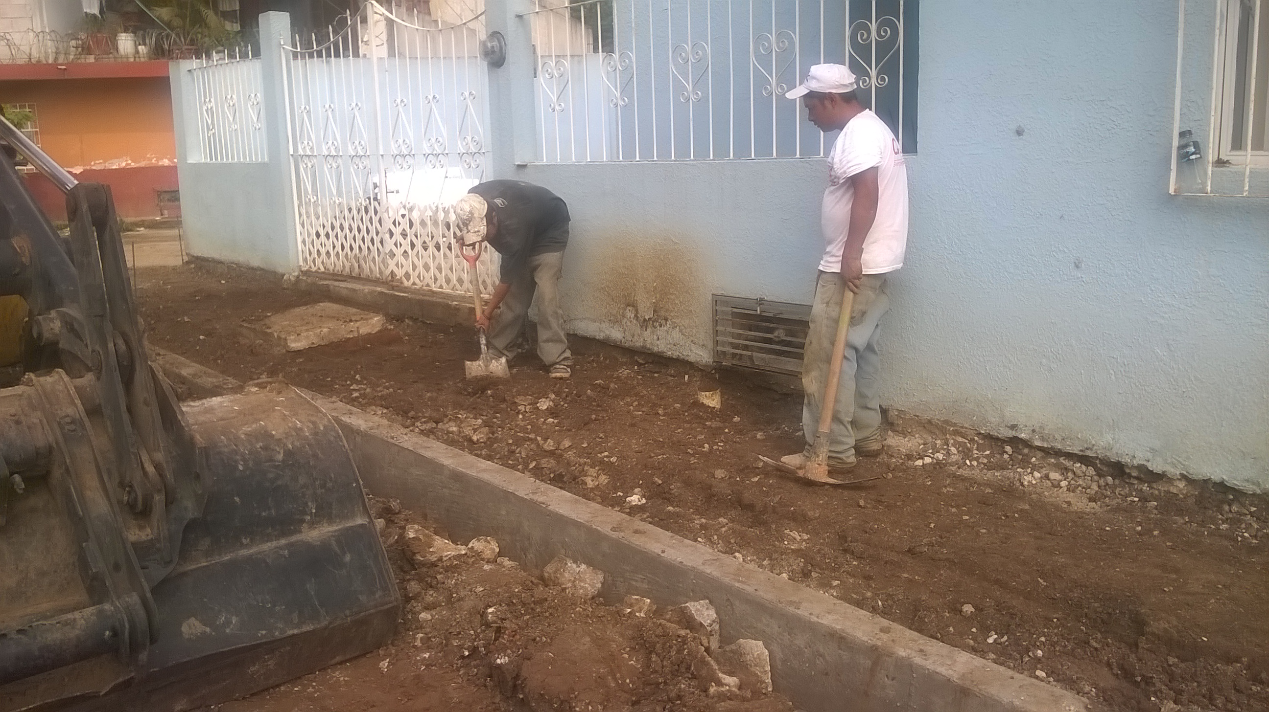 RELLENO COMPACTADO CON PISÓN DE MANO EN CEPAS, EN CAPAS DE 20 CMS. DE ESPESOR, UTILIZANDO MATERIAL PRODUCTO DE LA EXCAVACIÓN, INCLUYE AGUA PARA COMPACTAR.